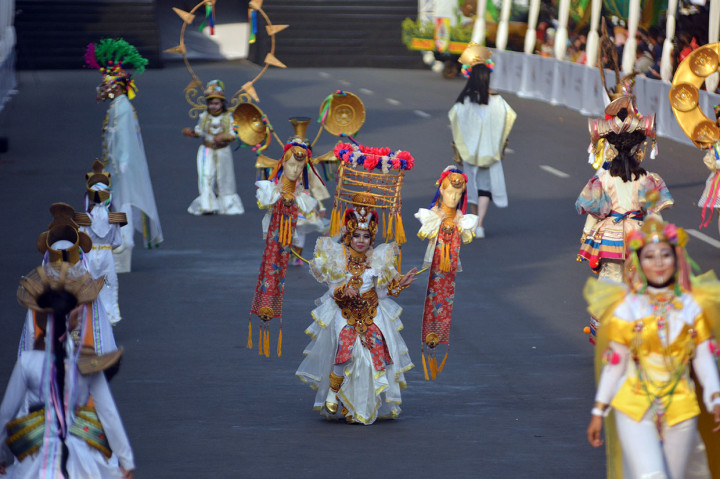Anak-anak memakai kostum karnaval yang merepresentasikan sesuai tema Kids & Artwear Carnival, yaitu 'Tribal Grandeur' yang berarti keagungan suku-suku bangsa di dunia.