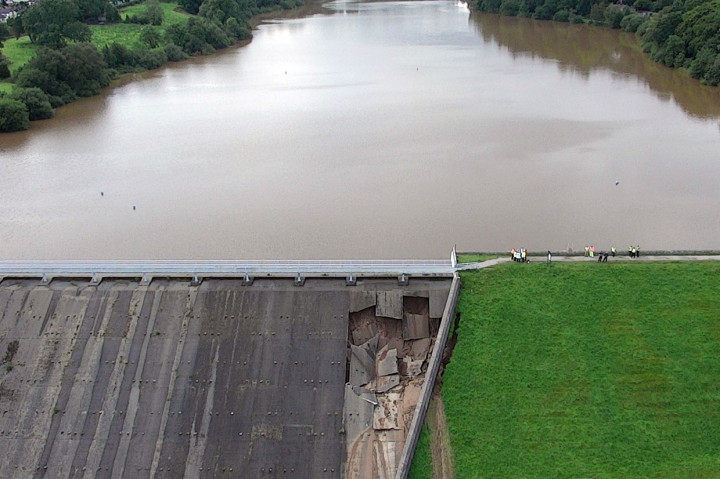 Saat helikopter Royal Air Force (RAF) menurunkan kantong pasir ke bagian dinding bendungan yang rusak, sekitar 150 petugas pemadam kebakaran yang dikerahkan dari seluruh negara, memompa air keluar dari waduk. Kepala petugas operasi Canal and River Trust yang mengelola waduk mengatakan ketinggian air telah berkurang sekitar delapan inci (20 sentimeter) semalam.