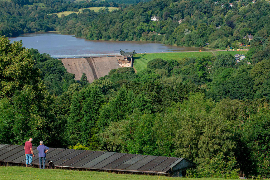Saat layanan darurat terus bekerja untuk memperbaiki bendungan Waduk Toddbrook yang terancam jebol, ribuan warga yang kemungkinan terdampak banjir dievakuasi ke tempat yang lebih aman.