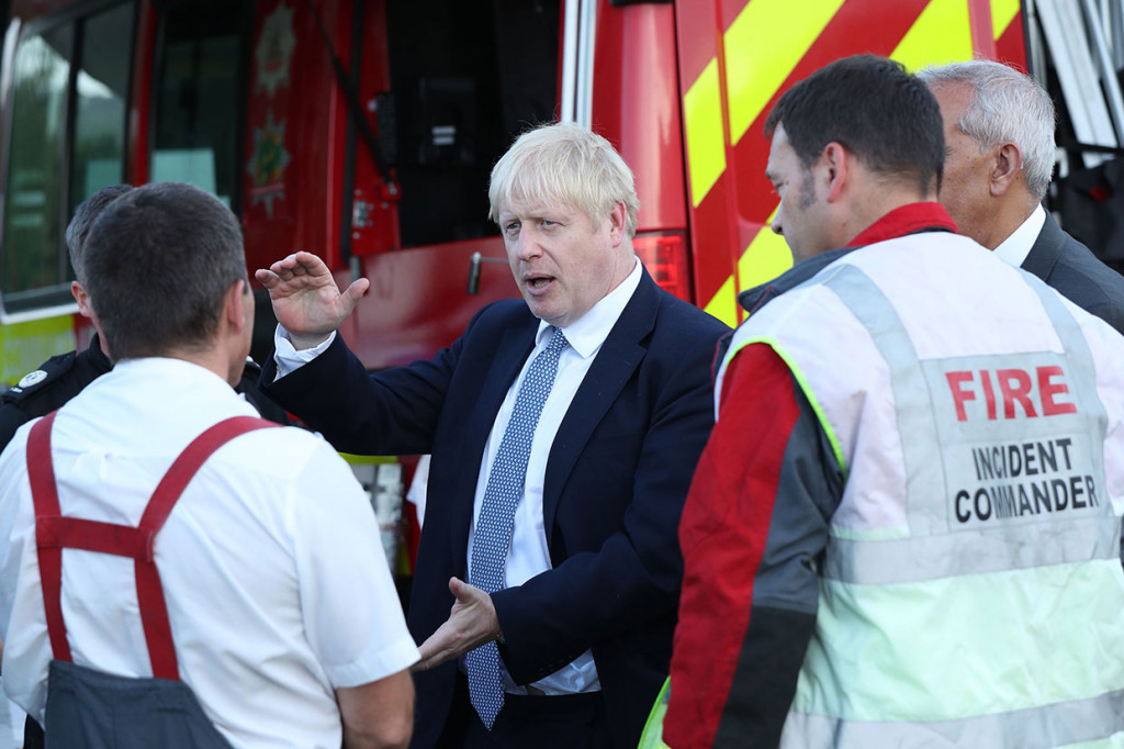 Perdana Menteri Inggris Boris Johnson turun langsung ke Kota Whaley Bridge untuk memberikan pengarahan kepada para petugas yang menangani kerusakan bendungan Waduk Toddbrook.