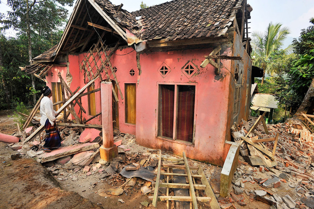 Menurut data Badan Nasional Penanggulangan Bencana (BNPB) sedikitnya dua orang meninggal dunia dan sekitar 200 bangunan mengalami kerusakan baik berat, sedang, maupun ringan akibat gempa maknitudo 6,9 yang terjadi di Banten, Jumat, 2 Agustus 2019 malam.
