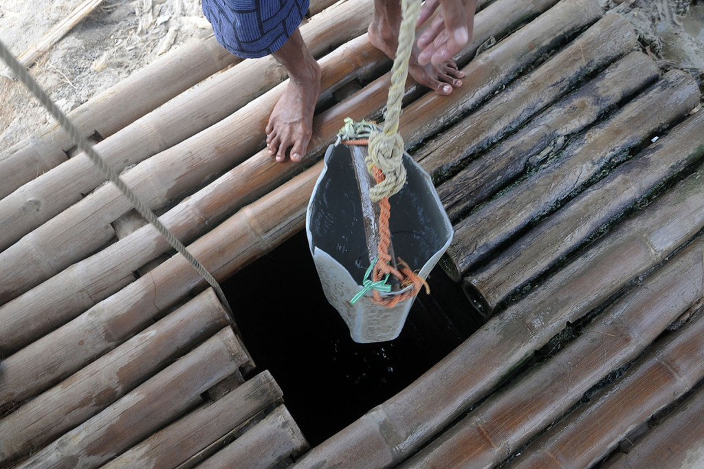 Proses pembuatan garam dimulai dengan menimba air dari sumur sedalam 25 meter, kemudian disalurkan melalui pipa-pipa yang terhubung dengan penampungan.