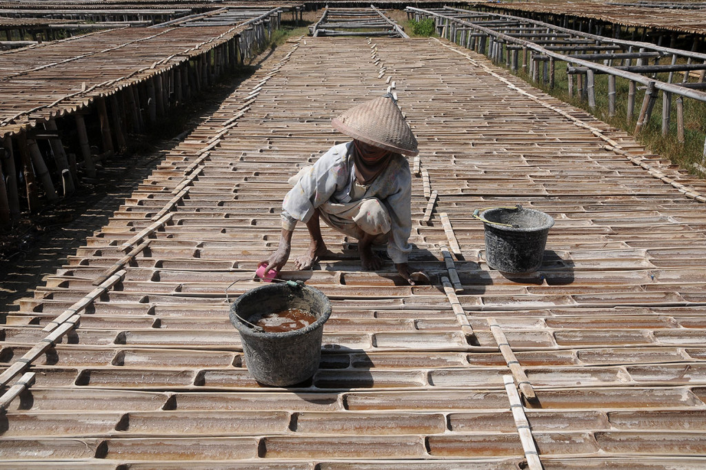 Warga terpaksa meninggalkan profesi tersebut karena hasil yang didapatkan dari petani garam tidak dapat memenuhi kebutuhan sehari-hari. Banyak diantara mereka yang lebih memilih mencari pekerjaan lain, akibatnya tidak ada regenerasi.