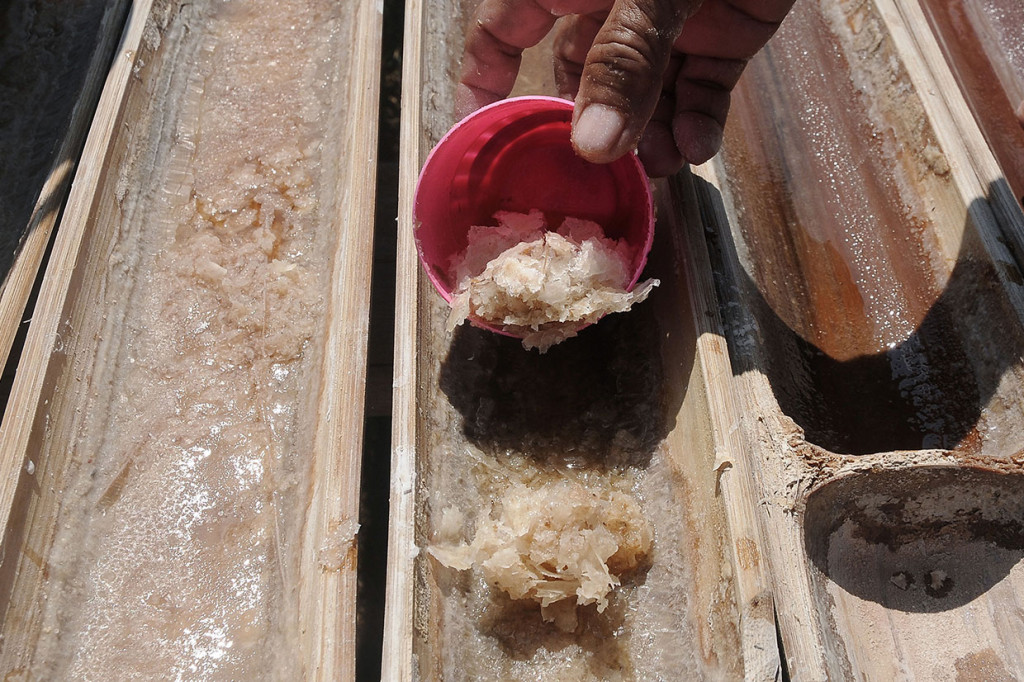 Selain menjadi tempat produksi garam, Desa Jono juga banyak dikunjungi wisatawan dari berbagai daerah. Mereka penasaran untuk sekedar melihat proses pembuatan garam langka ini serta menjadi objek penelitian sejumlah mahasiswa dari perguruan tinggi di Solo dan Yogyakarta.