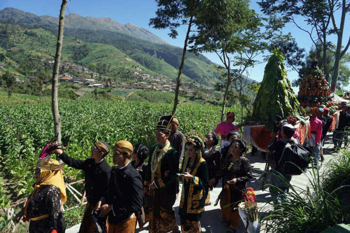 Para petani yang mengikuti kirab budaya membawa tiga gunungan yakni hasil bumi, daun tembakau, dan nasi kuning beserta lauk pauknya, serta diiringi sejumlah kesenian tradisional daerah setempat, berkeliling di sepanjang jalan Desa Senden. MI/Widjajadi
