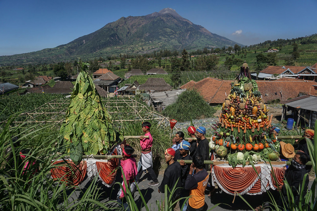 Masyarakat lereng Merbabu pada upacara tradisi tersebut selain bersyukur kepada Allah SWT, juga untuk melestarikan adat budaya sebagai salah satu kekayaan budaya lokal di Boyolali. ANTARA FOTO/Mohammad Ayudha