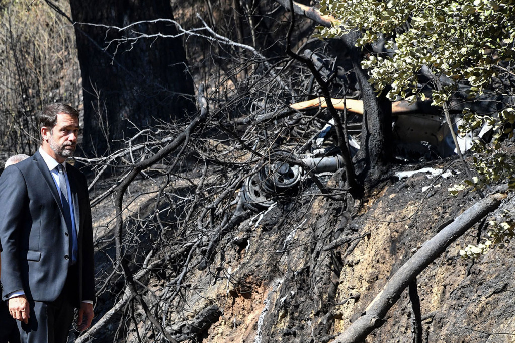 Menteri Dalam Negeri Prancis Christophe Castaner, melihat puing-puing pesawat yang terbakar di lokasi kecelakaan di Generac, Prancis selatan, Sabtu, 3 Agustus 2019.