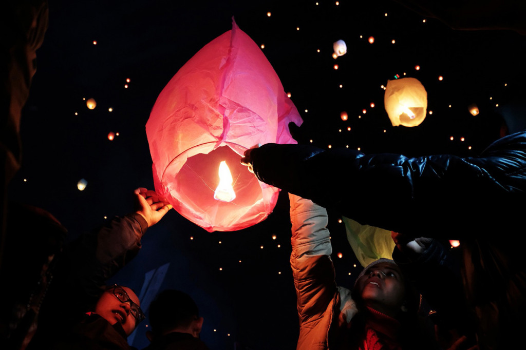 Pengunjung menerbangkan lampion di kawasan dataran tinggi Dieng Desa Dieng Kulon, Batur, Banjarnegara, Jawa Tengah.