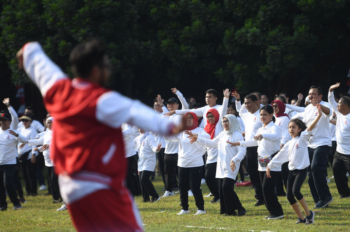 Acara dimulai dengan senam bersama. Para hadirin datang dengan baju putih dipadukan celana training.
