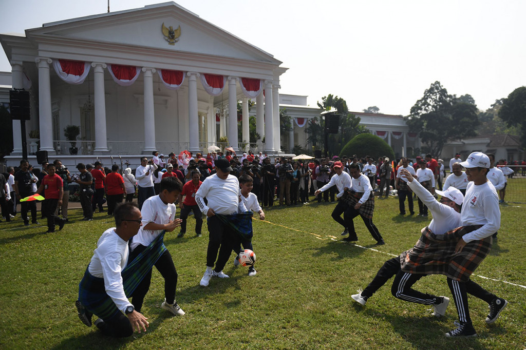 Selain senam bersama, berbagai perlombaan juga digelar antara lain makan kerupuk, sepakbola, dan sebagainya.