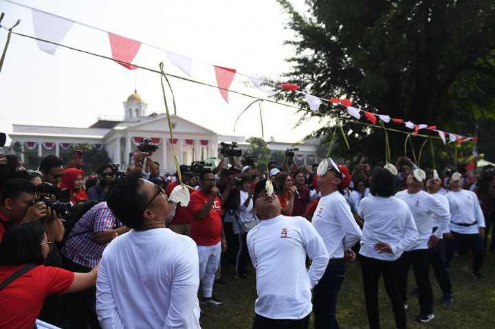 Sejumlah menteri mengikuti lomba makan kerupuk saat 