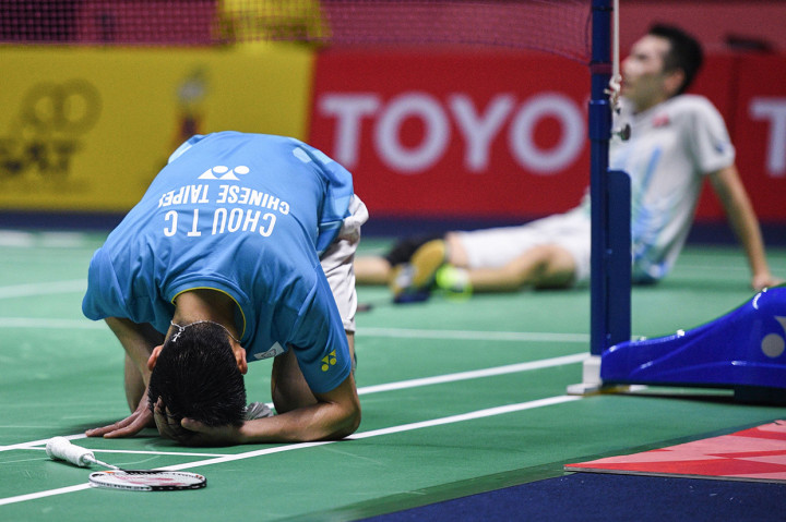 Pebulutangkis tunggal putra dari Taiwan, Chou Tien Chen melakukan selebrasi usai merebut gelar juara Thailand Open 2019 setelah mengalahkan Ng Ka Long Angus pada laga final.
