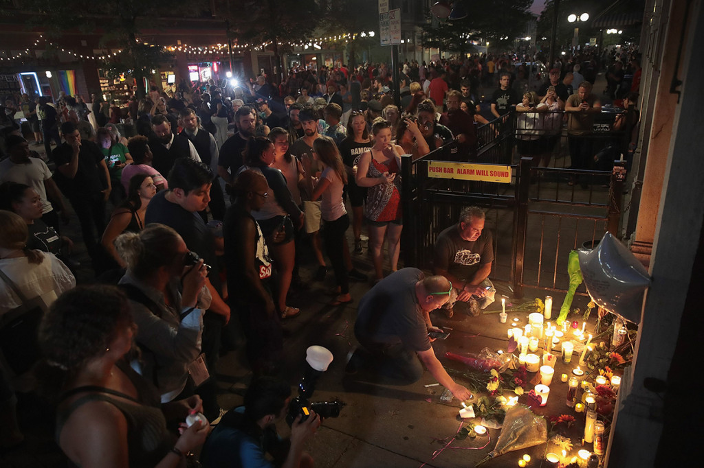 Warga menyalakan lilin dan berdoa untuk korban penembakan di Dayton, Ohio, AS. Afp Photo/Scott Olson