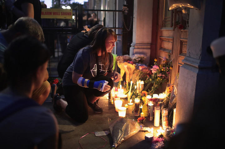 Mereka juga membawa karangan bunga dan foto-foto korban. Afp Photo/Scott Olson