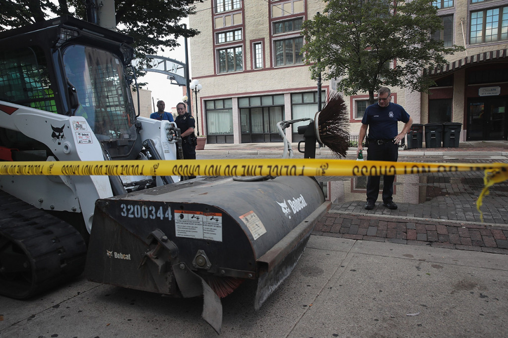 Kepolisian setempat mengatakan pelaku telah ditembak mati petugas keamanan. Afp Photo/Scott Olson