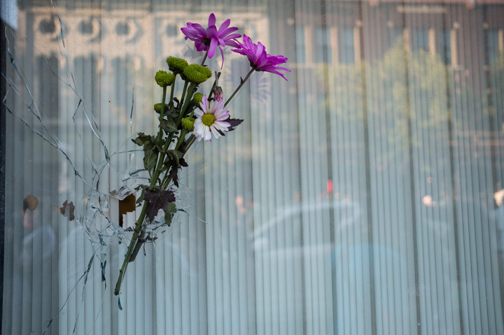 Polisi masih menggali informasi dari para saksi yang ada di lokasi. Belum diketahui motif penembakan ini. Afp Photo/Megan Jelinger