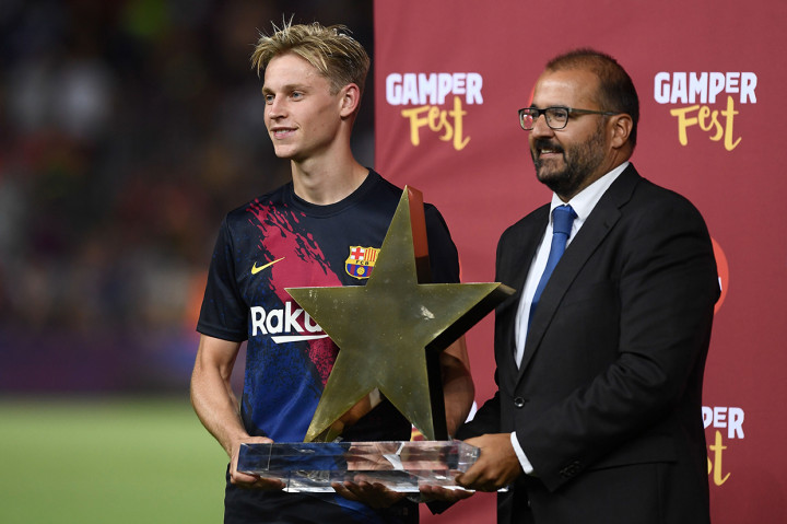 Gelandang Barcelona asal Belanda Frenkie De Jong menerima trofi Most Valuable Player setelah pertandingan persahabatan Joan Gamper Trophy ke-54 antara Barcelona dan Arsenal di stadion Camp Nou.
