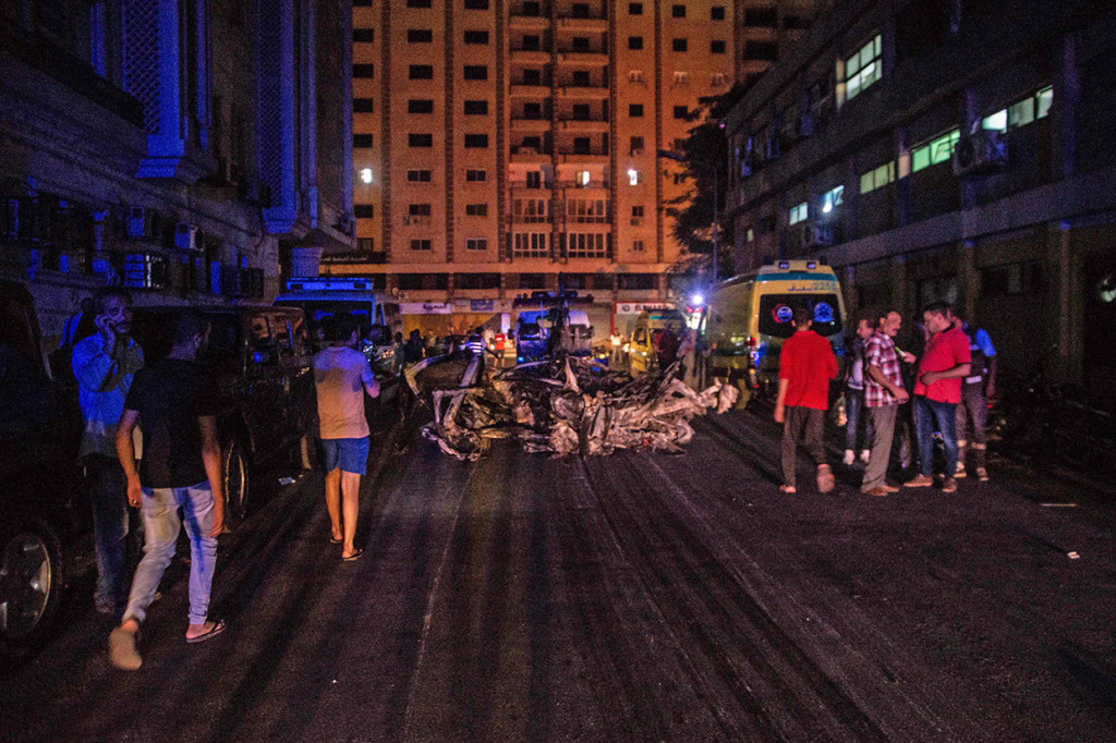 Berdasarkan keterangan Kementerian Dalam Negeri Mesir, ada satu mobil yang melawan arus di jalan kawasan Nile, dan bertabrakan dengan tiga mobil lain.
