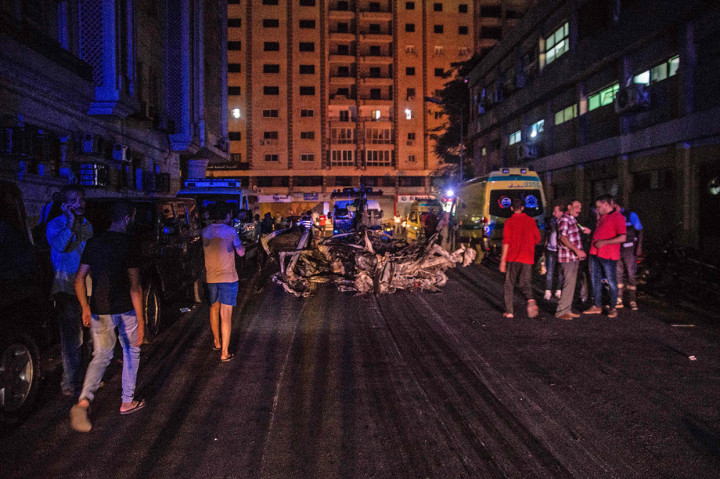 Berdasarkan keterangan Kementerian Dalam Negeri Mesir, ada satu mobil yang melawan arus di jalan kawasan Nile, dan bertabrakan dengan tiga mobil lain.

