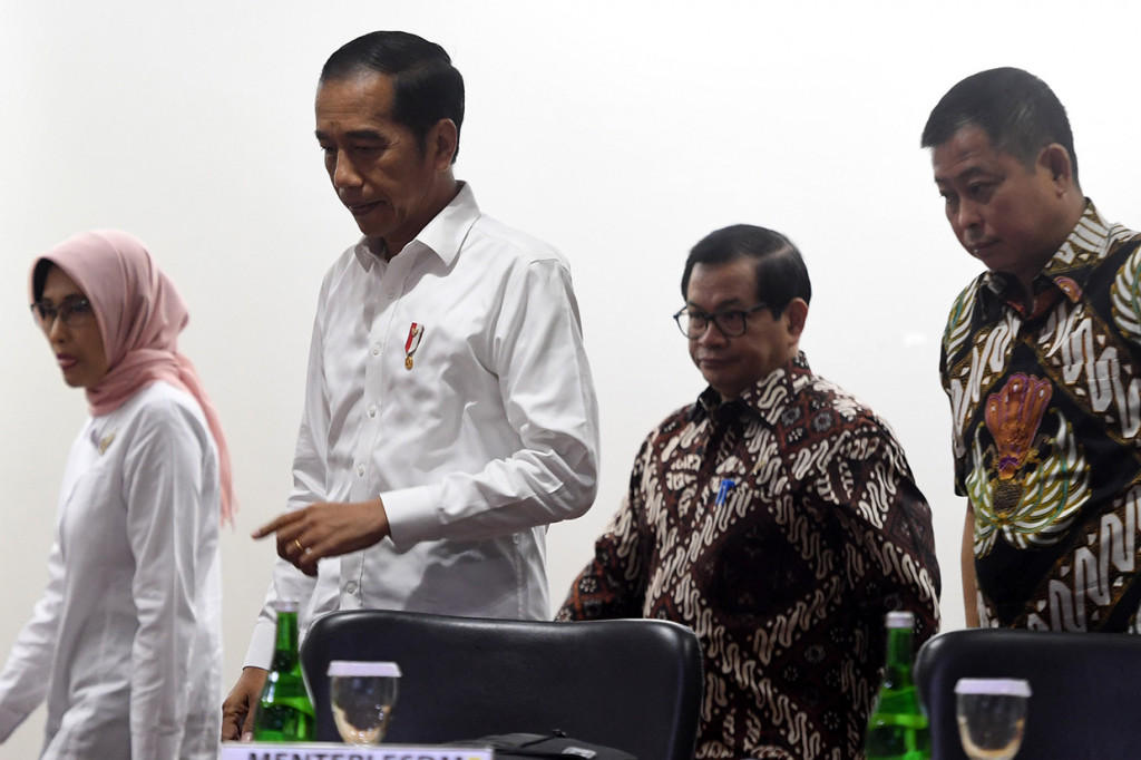 Presiden Joko Widodo (kedua kiri) didampingi Plt Dirut PLN Sripeni Inten (kiri), Seskab Pramono Anung (kedua kanan) dan Menteri ESDM Ignasius Jonan (kanan) berjalan masuk ruang pertemuan saat mendatangi Kantor Pusat PLN, Jakarta.
