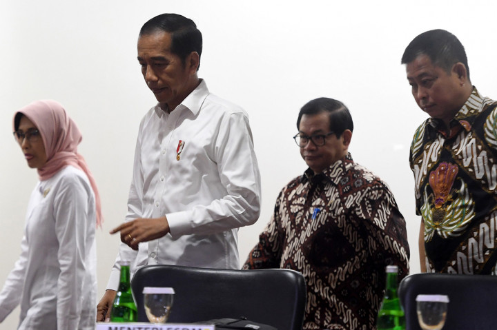 Presiden Joko Widodo (kedua kiri) didampingi Plt Dirut PLN Sripeni Inten (kiri), Seskab Pramono Anung (kedua kanan) dan Menteri ESDM Ignasius Jonan (kanan) berjalan masuk ruang pertemuan saat mendatangi Kantor Pusat PLN, Jakarta.
