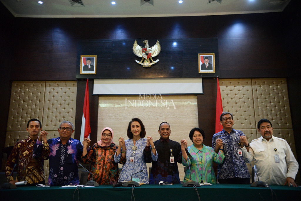 Para Panitia Seleksi Calon Pimpinan Komisi Pemberantasan Korupsi (KPK) yang diketuai Yenti Garnasih (tengah) seusai menyampaikan keterangan pers terkait lanjutan hasil seleksi Capim KPK di Gedung Sekretariat Negara, Jakarta.