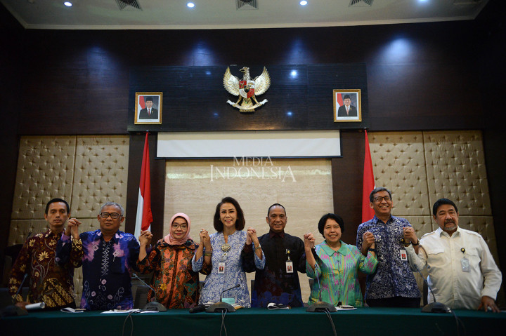 Para Panitia Seleksi Calon Pimpinan Komisi Pemberantasan Korupsi (KPK) yang diketuai Yenti Garnasih (tengah) seusai menyampaikan keterangan pers terkait lanjutan hasil seleksi Capim KPK di Gedung Sekretariat Negara, Jakarta.