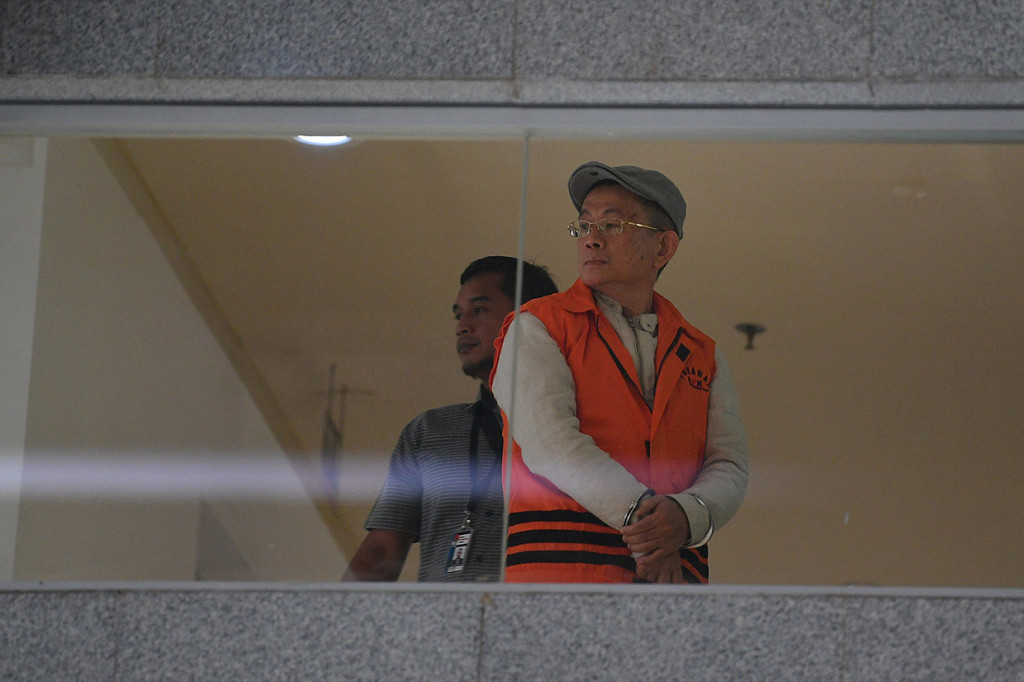 Tersangka yang juga pemilik Hotel Sheraton Lampung, Simon Susilo dengan baju tahanan bersiap meninggalkan kantor KPK di Jakarta.