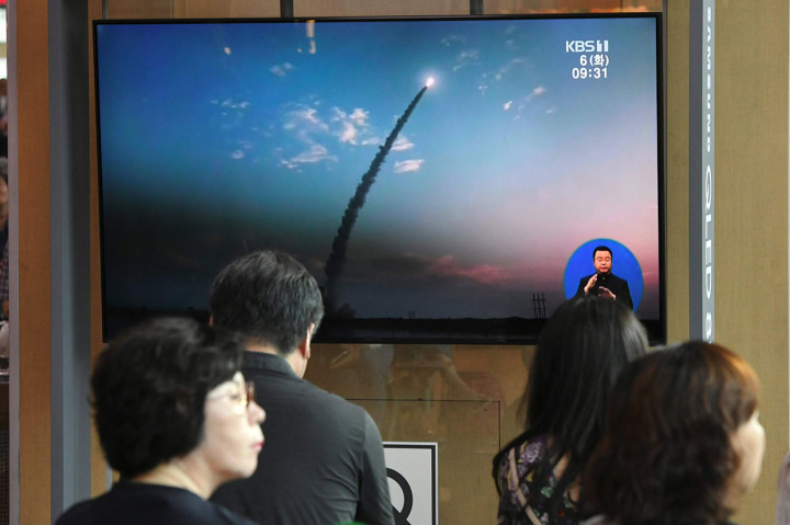 Korea Utara menembakkan dua proyektil yang dianggap sebagai rudal balistik jarak pendek dari pantai di Provinsi Hwanghae Selatan, kata Kepala Staf Gabungan Seoul dalam sebuah pernyataan.