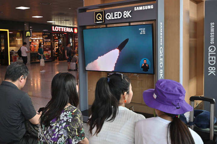 Rudal tersebut terbang sekitar 450 kilometer melintasi semenanjung dan menuju Laut Timur yang juga dikenal sebagai Laut Jepang, mencapai ketinggian 37 kilometer dan kecepatan setidaknya 6,9 March.