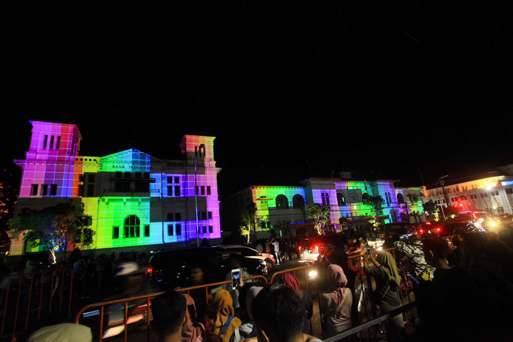 Pengunjung menyaksikan karya 'video mapping' yang ditampilkan saat Festival Video Mapping Sumonar 2019 bertajuk 'My Place, My Time' di Kawasan Titik Nol KM, Yogyakarta, Senin, 5 Agustus 2019. 