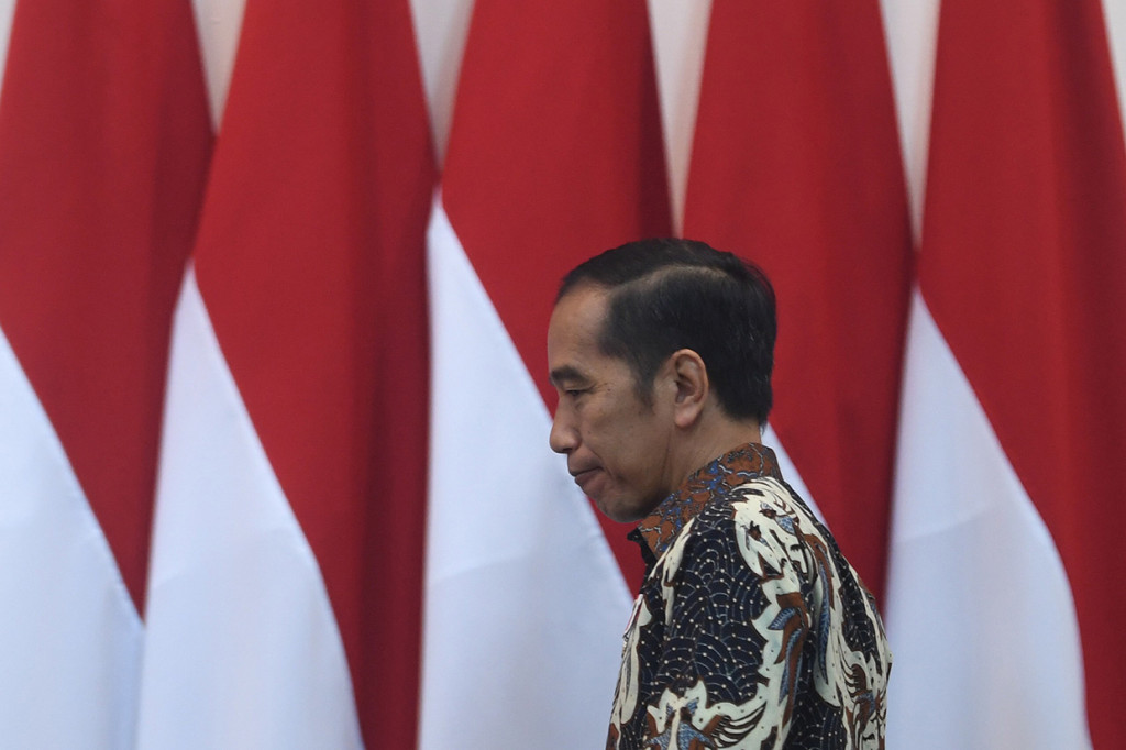 Presiden Joko Widodo memimpin rapat terbatas (ratas) di Kantor Presiden, Jakarta. Ratas itu membahas rencana pemindahan ibu kota ke salah satu daerah di Kalimantan. 