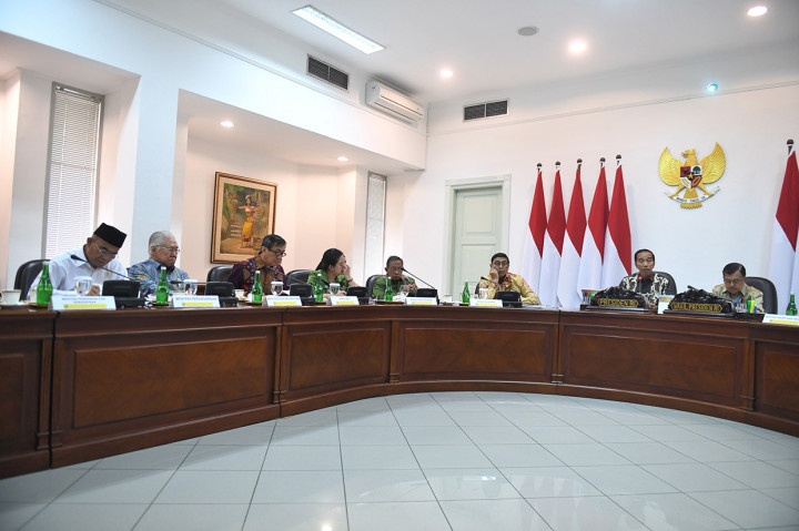 Jokowi meminta jajarannya untuk mempelajari pengalaman pemindahan ibu kota negara lain, terutama terkait faktor-faktor yang bisa menjadi hambatan, sehingga bisa mengantisipasi sedini mungkin.
