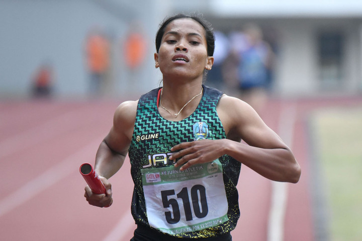 Pelari estafet putri Jawa Timur Sulastri mencapai garis finish pada final Lari Estafet nomor 4x400 meter Senior Putri pada Kejuaraan Nasional Atletik di Stadion Pakansari, Cibinong, Bogor.