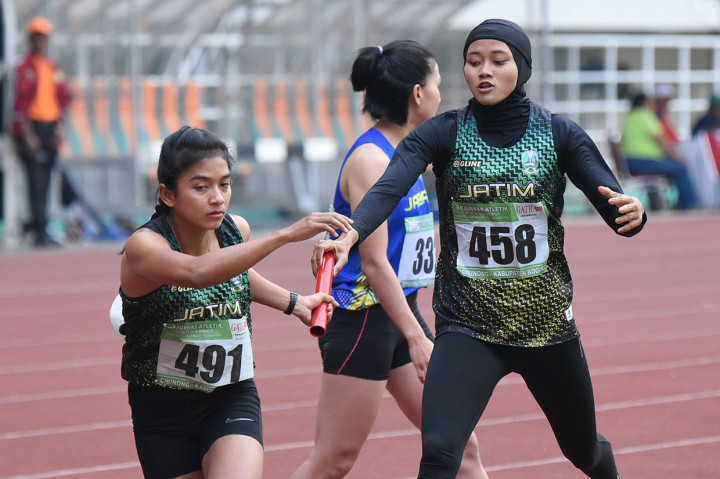 Tim estafet putri Jawa Timur meraih medali emas dengan catatan waktu 3 menit 50.77 detik.