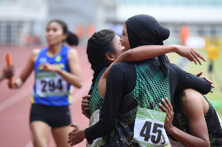 Tim pelari estafet putri Jawa Timur melakukan selebrasi usai menjuarai final Lari Estafet nomor 4x400 meter Senior Putri pada Kejuaraan Nasional Atletik di Stadion Pakansari, Cibinong, Bogor, Jawa Barat.