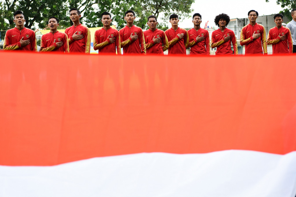 Pesepakbola Timnas Indonesia U-18 menyanyikan lagu kebangsaan Indonesia Raya saat akan bertanding melawan Filipina pada Grup A Piala AFF U-18 di Stadion Binh Duong 2 di Provinsi Binh Duong, Vietnam.