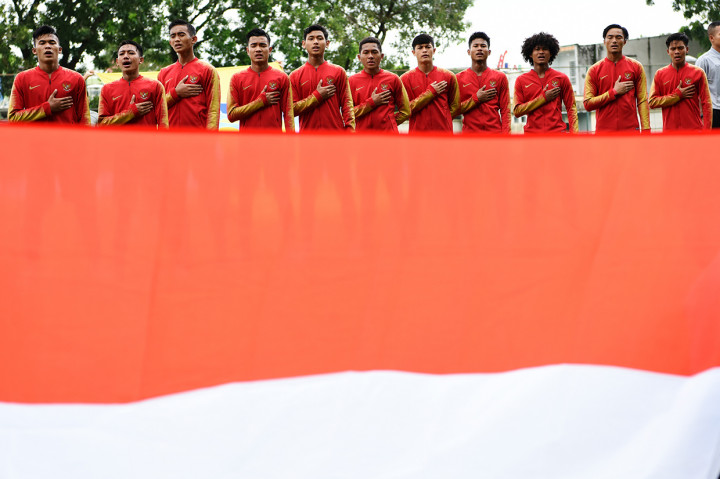 Pesepakbola Timnas Indonesia U-18 menyanyikan lagu kebangsaan Indonesia Raya saat akan bertanding melawan Filipina pada Grup A Piala AFF U-18 di Stadion Binh Duong 2 di Provinsi Binh Duong, Vietnam.