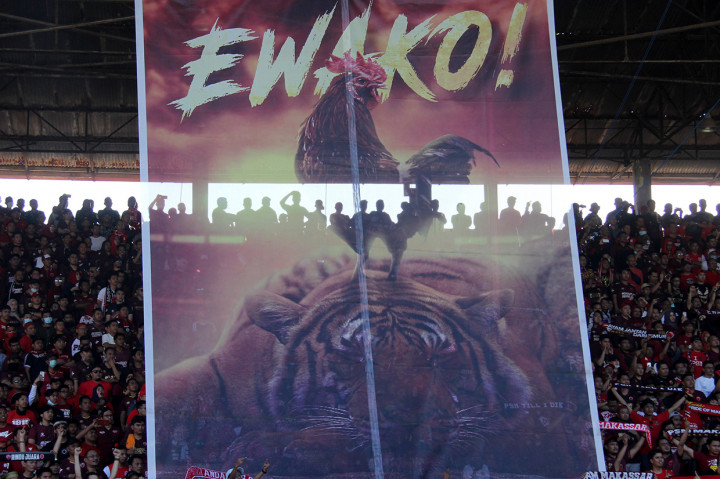 Suporter PSM Makassar membentangkan spanduk saat mendukung timnya dalam laga PSM Makassar melawan Persija Jakarta keluar pada final Piala Indonesia 2019 di Stadion Andi Mattalatta, Makassar, Sulawesi Selatan.