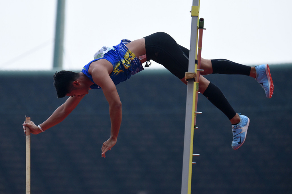 Atlet asal Jawa Barat Idan Fauzan melakukan lompatan pada final lompat tinggi galah putra U-20 dalam Kejurnas Atletik 2019 di Stadion Pakansari, Bogor, Jawa Barat. Antara Foto/M Risyal Hidayat