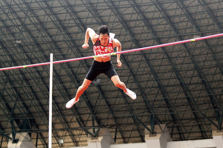 Fredrick Saputra asal DKI Jakarta menempati urutan pertama medali emas dengan ketinggian lompatan 5,20 meter, disusul urutan kedua medali perak Teuku Tegar Abadi asal Jawa Timur dengan ketinggian lompatan 5,00 meter dan posisi ketiga medali perunggu diraih Dedi Irawan asal Jawa Timur dengan ketinggian lompatan 4,90 meter. Antara Foto/Yulius Satria Wijaya