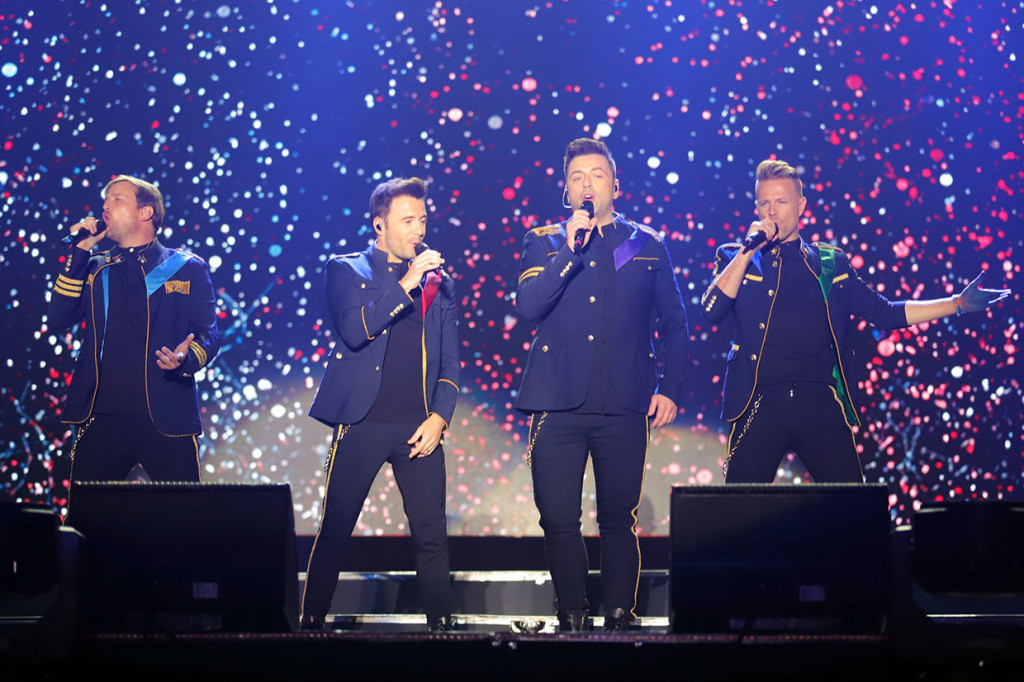 Personel Boyband Westlife (dari kiri) Kian Egan, Shane Filan, Mark Feehily, dan Nicky Byrne tampil menghibur penggemarnya saat konser di ICE BSD, Tangerang, Banten, Selasa, 6 Agustus 2019 malam. 