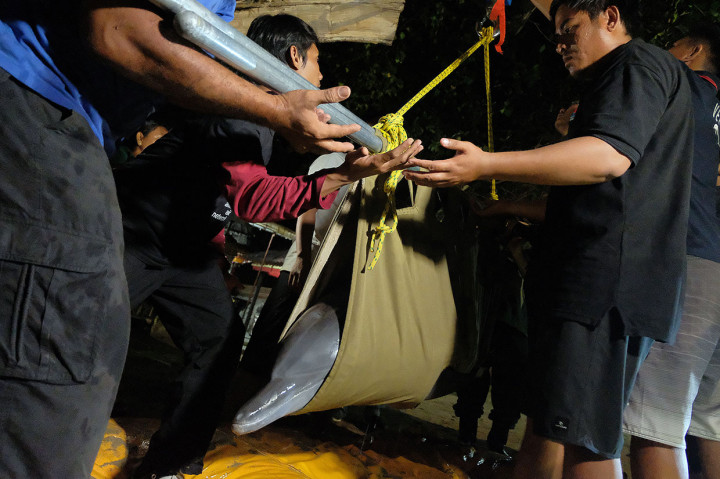 Relawan menggotong lumba-lumba hidung botol (Tursiops truncatus) saat proses pemindahan dari sebuah hotel di Buleleng menuju tempat konservasi di Pantai Mertasari, Denpasar, Bali, Selasa, 6 Agustus 2019.