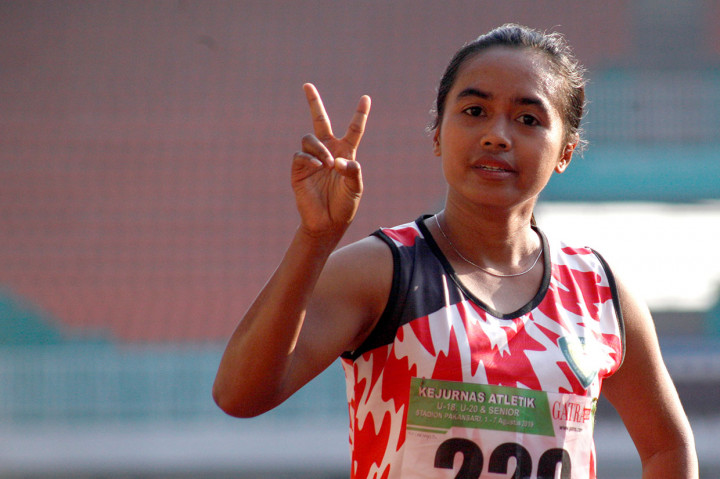 Pelari asal DKI Jakarta Tryaningsih melakukan selebrasi usai menjadi yang tercepat pada final lari 10.000 meter senior putri dalam Kejuaraan Nasional Atletik 2019 di Stadion Pakansari, Cibinong, Bogor, Jawa Barat, Rabu, 7 Agustus 2019. 