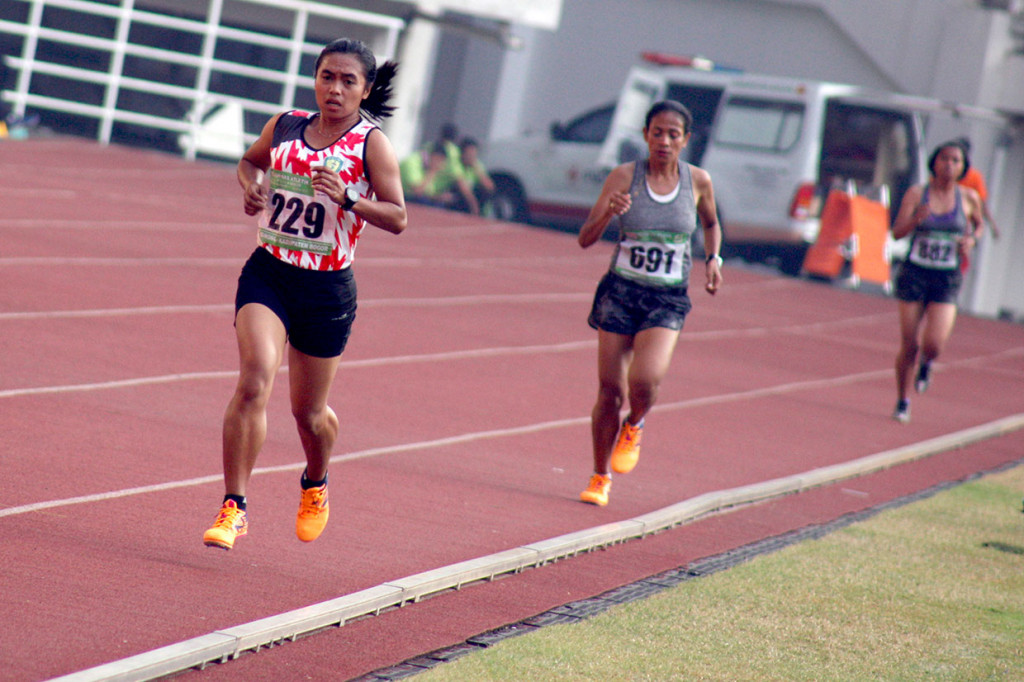 Tryaningsih meraih medali emas setelah menjadi yang tercepat di final lari 10.000 meter senior putri Kejuaraan Nasional Atletik 2019 dengan catatan waktu 37 menit 14,78 detik.