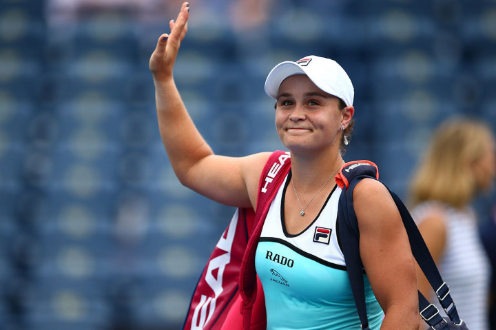 Petenis peringkat satu dunia Ashleigh Barty melambaikan tangan ke arah penonton usai mengalami kekalahan mengejutkan dari petenis Amerika Sofia Kenin pada putaran kedua Rogers Cup di Toronto, Selasa, 6 Agustus 2019 waktu setempat.
