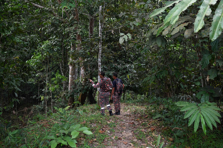 Anggota Tim SAR Malaysia diterjunkan untuk melakukan pencarian dan penyelamatan Nora Quoirin, 15, yang hilang dari sebuah resor hutan hujan di Seremban, Malaysia.