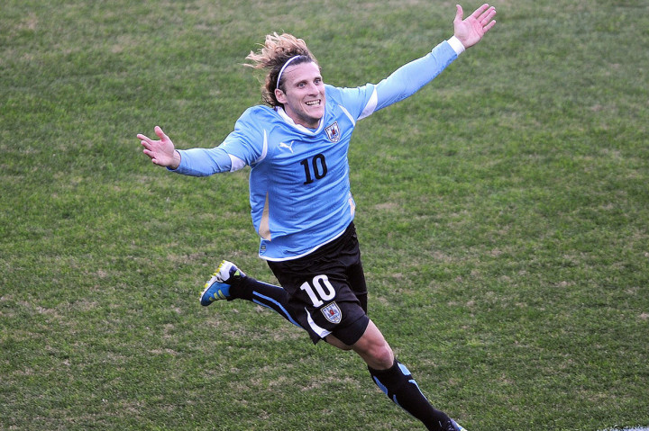 Forlan memulai karir profesionalnya bersama klub Argentina, Independiente sebelum hijrah ke Manchester United pada Januari 2002. Ia memenangkan Liga Premier bersama MU pada 2002-03 dan Piala FA pada musim berikutnya, sebelum bergabung dengan Villarreal pada 2004.