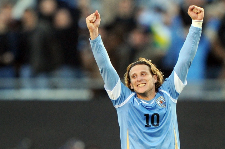 Forlan memulai karir profesionalnya bersama klub Argentina, Independiente sebelum hijrah ke Manchester United pada Januari 2002. Ia memenangkan Liga Premier bersama MU pada 2002-03 dan Piala FA pada musim berikutnya, sebelum bergabung dengan Villarreal pada 2004.