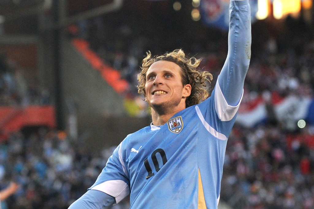 Forlan juga dikenang sebagai salah satu pemain terbesar Uruguay, setelah mencetak 36 gol dalam 112 penampilan untuk timnas, dan memenangkan Copa America pada 2011. Dia juga mendapatkan penghargaan Sepatu Emas di Piala Dunia 2010 saat negaranya berada di urutan keempat.
